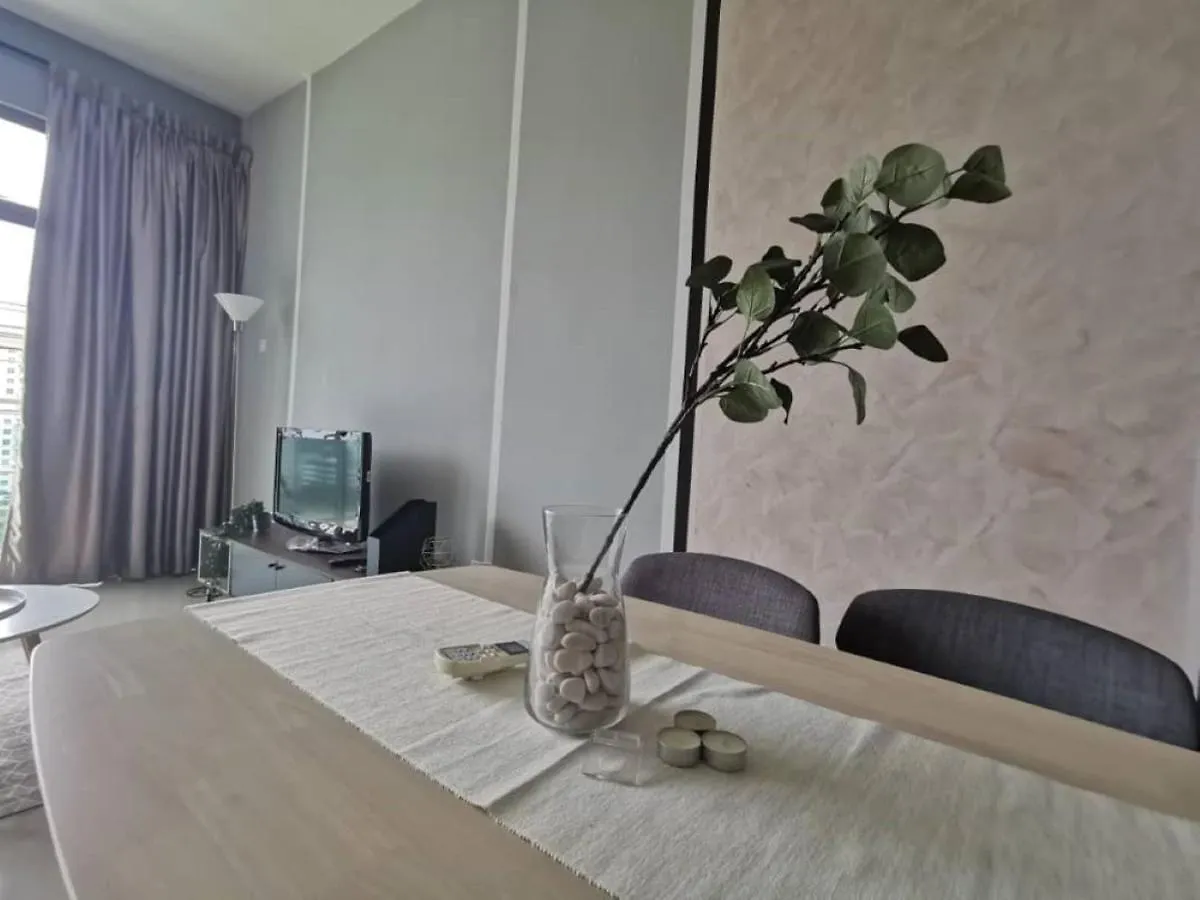 11-Modern Homestay Palazio Lake View Mount Austin Palazio Near Aeon Themepark Toppen Ikea Johor Bahru 0*,  Malaysia